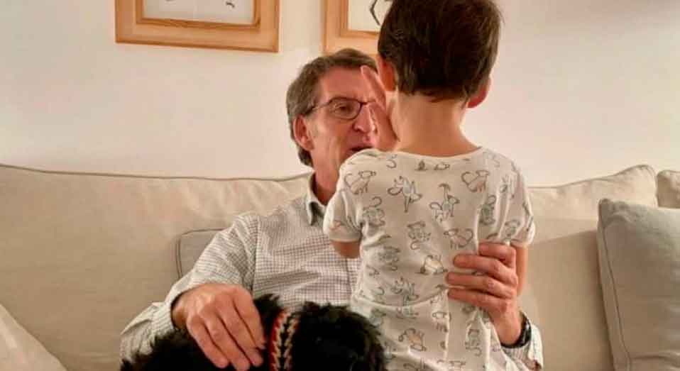 Feijóo, la emotiva despedida de su hijo Alberto antes de su  gira en América Latina