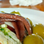 Original ensalada de arroz con anchoas y boquerones, una receta muy mediterránea