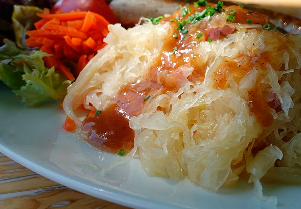 Lomo de Sajonia salteado y acompañado con chucrut y gajos de patata Lomo de Sajonia salteado y acompañado con chucrut y gajos de patata