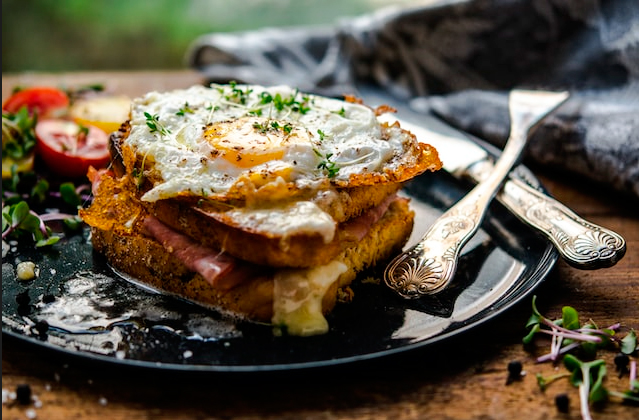 Croque Madame, uno de los sandwiches más famosos del mundo Croque Madame, uno de los sandwiches más famosos del mundo