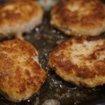 Hamburguesas de patata, zanahoria y calabacín con una rica salsa