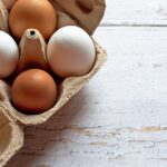 Huevos al plato con unos ingredientes algo distintos a los típicos