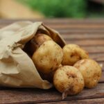 Sencilla receta de un puré de patatas especial con huevos escalfados