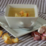 Sopa Castellana, con su puntita de jamón, su pimentón y ajos