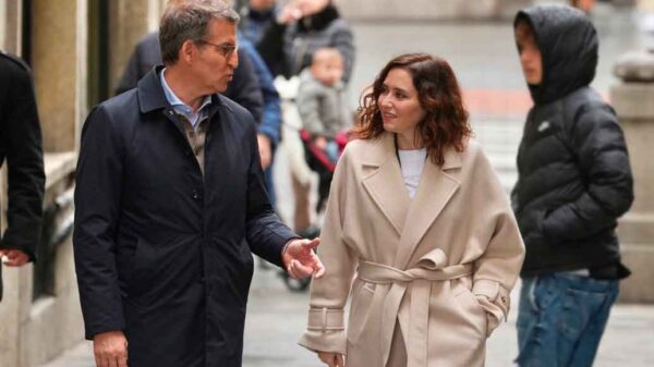 Feijóo y Ayuso, un paseo de hora y media en Madrid aclamados al grito de “presidentes”
