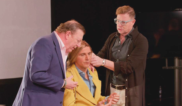 Joaquín, el novato prueba suerte en el mundo del humor con Los Morancos Joaquín, el novato prueba suerte en el mundo del humor con Los Morancos