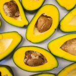 Marisco o salmón acompañado de una deliciosa mousse de aguacate