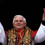Por primera vez en la era moderna un Papa vivo entierra a otro Papa muerto