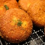 Crujientes croquetas de pescado y espinacas, una tentación a cualquier hora