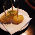 Croquetas crujientes, rellenas de roquefort para un aperitivo especial