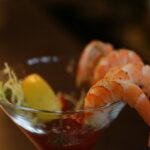 Cóctel de langostinos con piña y espárragos y una sabrosa salsa rosa