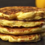 Tortitas o pancakes de manzana, un postre con ingredientes muy sanos