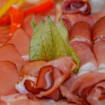 Aperitivos de jamón serrano relleno de piña y queso blanco Aperitivos de jamón serrano relleno de piña y queso blanco