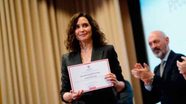 Feijóo rechaza el acoso de intolerantes a Ayuso en la Universidad Complutense Feijóo rechaza el acoso de intolerantes a Ayuso en la Universidad Complutense