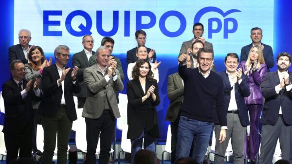 El PP de Feijóo crece con fuerza con votos de PSOE, Vox y Ciudadanos