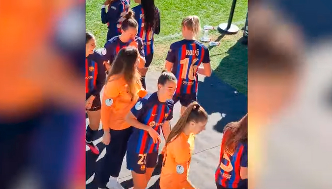 Se tuvieron que poner ellas mismas las medallas en la Supercopa de España Se tuvieron que poner ellas mismas las medallas en la Supercopa de España