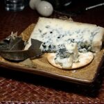 Aperitivo de crema de queso azul, piña y nueces sobre tostadas Aperitivo de crema de queso azul, piña y nueces sobre tostadas