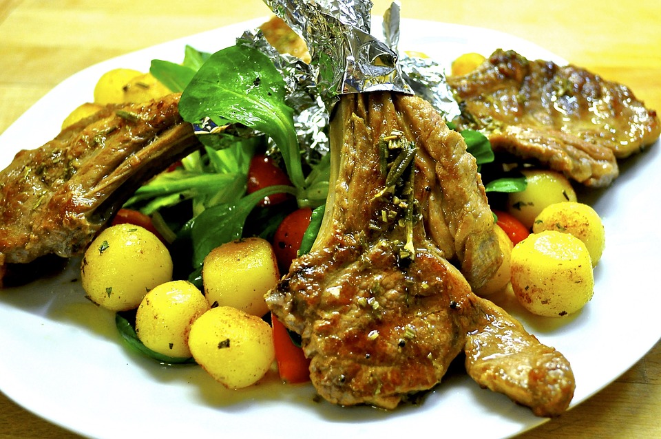 Chuletitas de cordero con sabor a campo, a la sartén o en barbacoa