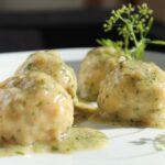 Bacalao y patatas para unas albóndigas preparadas con mimo Bacalao y patatas para unas albóndigas preparadas con mimo