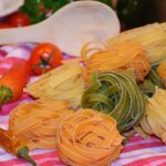 Pasta de colores con una sencilla salsa de queso y champiñones Pasta de colores con una sencilla salsa de queso y champiñones