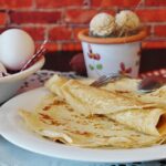 Crepes o pancakes rellenos de lonchas de plátano y nocilla para una merienda de éxito Crepes o pancakes rellenos de lonchas de plátano y nocilla para una merienda de éxito