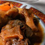 Rabo de toro estofado, un plato contundente y muy español Rabo de toro estofado, un plato contundente y muy español