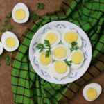 Huevos cocidos, rebozados y fritos, y servidos en un rico sofrito de jamón y guisantes Huevos cocidos, rebozados y fritos, y servidos en un rico sofrito de jamón y guisantes