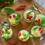 Espuma de limón, un rico postre servido con elegancia Espuma de limón, un rico postre servido con elegancia