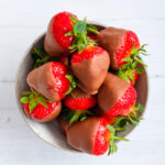 Fresas bañadas en chocolate, uno de los postres más estimulante para parejas Fresas bañadas en chocolate, uno de los postres más estimulante para parejas