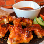 Pollo a la diablo, piezas doradas por fuera y jugosas por dentro Pollo a la diablo, piezas doradas por fuera y jugosas por dentro