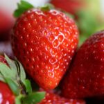 Tostadas de pan integral con fresas, un desayuno o merienda de lujo Tostadas de pan integral con fresas, un desayuno o merienda de lujo