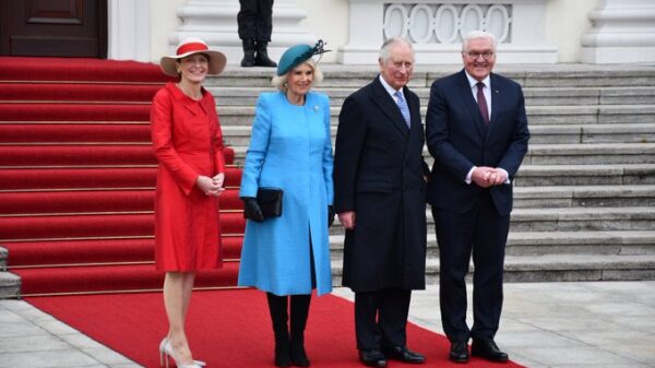 Carlos III recibido por Frank-Walter Steinmeier en la Puerta de Brandenburgo