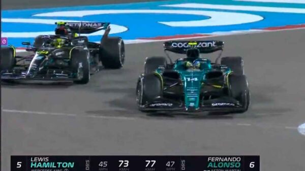 El circuito de Sakhir en pie al adelantar Fernando Alonso  a Lewis Hamilton y Carlos Sainz