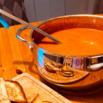 Deliciosa sopa casera de tomate con arroz, zanahoria y bacon Deliciosa sopa casera de tomate con arroz, zanahoria y bacon