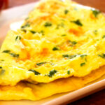 Tortilla francesa de queso y ajo, esponjosa como un bizcocho Tortilla francesa de queso y ajo, esponjosa como un bizcocho