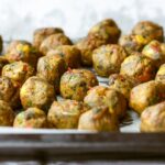 Albóndigas de pescado blanco, pimiento y perejil para mojar en salsa rosa Albóndigas de pescado blanco, pimiento y perejil para mojar en salsa rosa