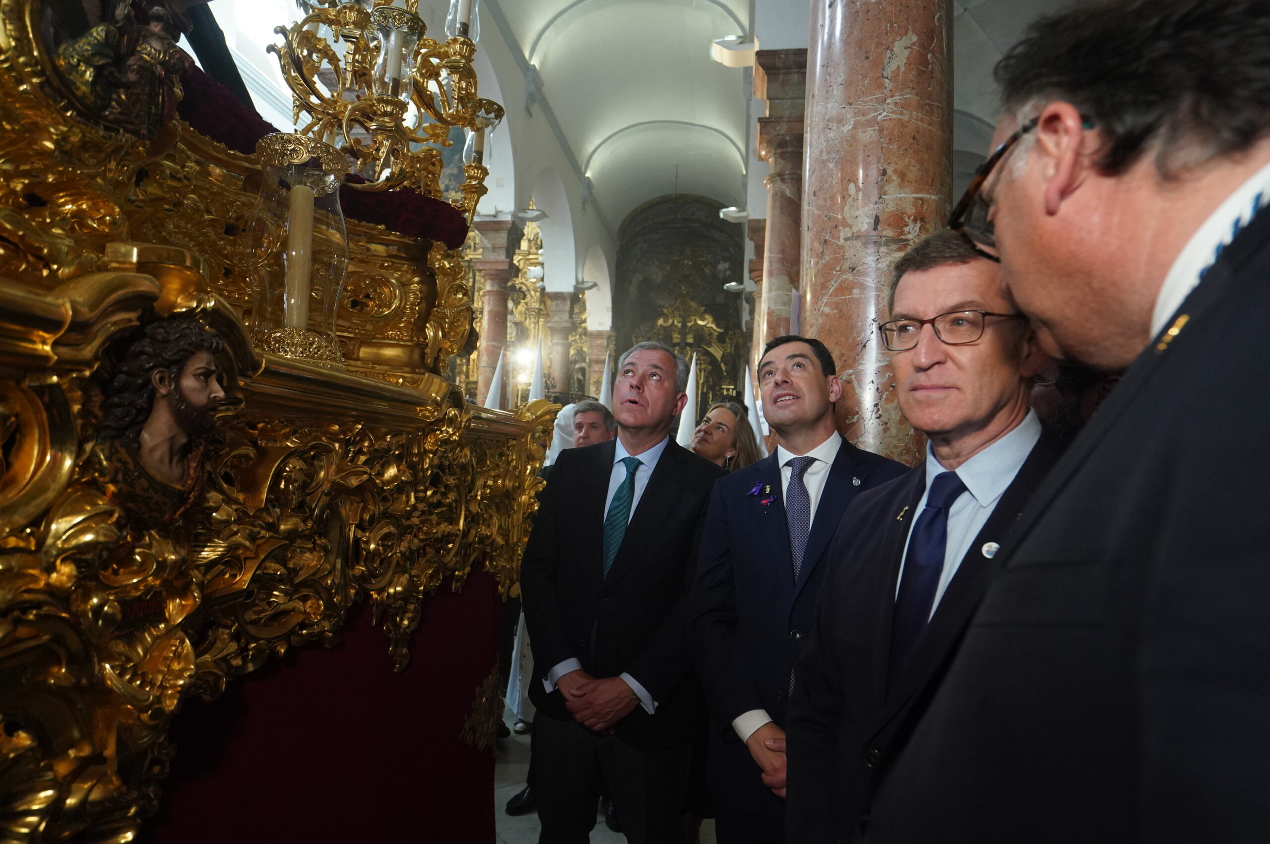Feijóo convoca a un proyecto de unidad y servicio anclado en el centro político