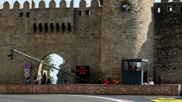 Carlos Sainz, mortificado por tener a Aston Martin con presión total sobre Ferrari