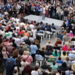 Todo el apoyo de Juanma Moreno a Isabel Díaz Ayuso en el masivo mitin de Fuenlabrada Todo el apoyo de Juanma Moreno a Isabel Díaz Ayuso en el masivo mitin de Fuenlabrada
