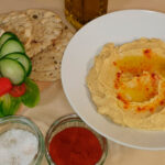 Humus con menta y ajo, la crema de garbanzos que gusta para compartir