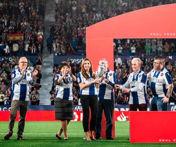 El homenaje del Levante a los héroes que conquistaron la Copa en 1937 El homenaje del Levante a los héroes que conquistaron la Copa en 1937