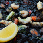 Arroz negro con sepia y gambas, un plato no sólo para domingos y fiestas