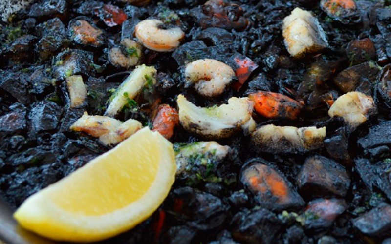 Arroz negro con sepia y gambas, un plato no sólo para domingos y fiestas