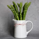 Espárragos trigueros y salmón en una ensalada de la huerta muy light