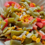 Ensalada multicolor, sana y refrescante con judías, tomate y maíz y un dressing sencillo