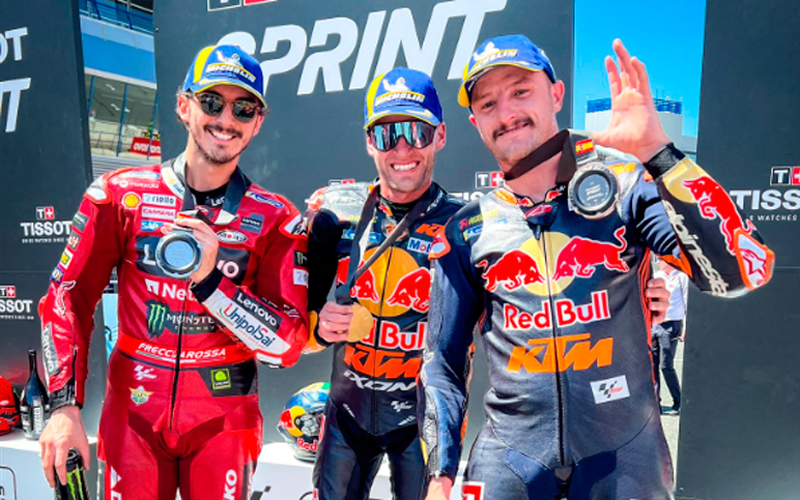 Brad Binder repite victoria al esprint en Jerez, Jorge Martín roza el podio