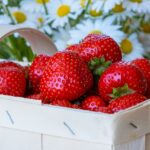 Tostadas con fresas y queso blanco, un desayuno o merienda de cinco estrellas