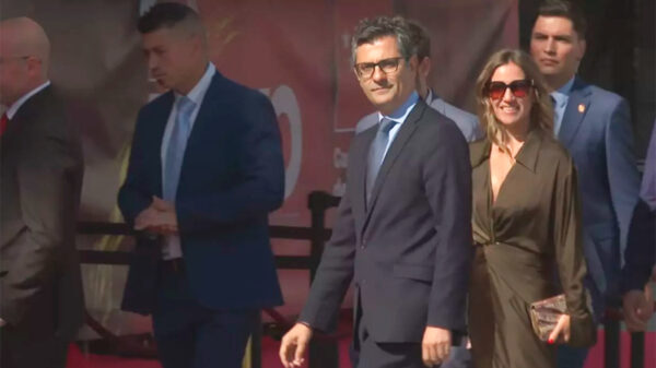 Fuerte pitada a Félix Bolaños  en su llegada a la sede de  la Comunidad de Madrid
