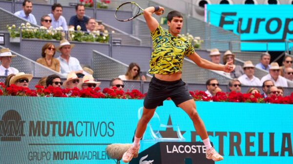 Alcaraz se impone a Khachanov con sufrimiento y su buena estrella de Madrid Alcaraz se impone a Khachanov con sufrimiento y su buena estrella de Madrid
