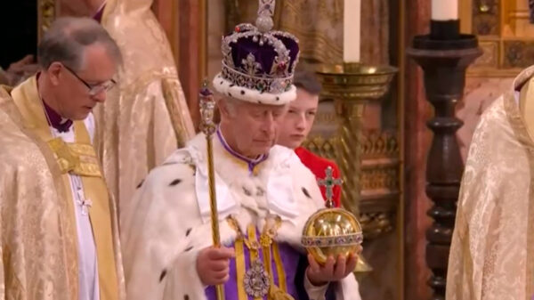 La fastuosa coronación de Carlos III y Camila, y un beso inesperado La fastuosa coronación de Carlos III y Camila, y un beso inesperado